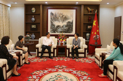 使馆会见_副本
