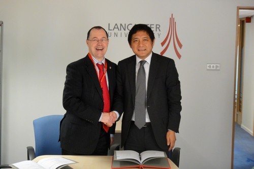 彭龙与兰卡斯特大学校长马克·史密斯签署合作协议